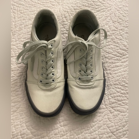 Womens Old Skool Vans White Canvas Sneakers with Gray Soles Size 7.5 - Picture 2 of 6